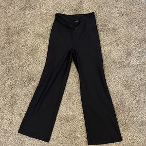 Old Navy Active Size M Powersoft Flare Capris
